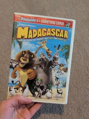 💜 5/$20 DreamWorks Madagascar DVD — Blue, Yellow & White Illustrated Cover